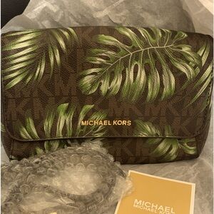 Michael Kors🌴🎁crossbody/clutch small Palm Leaf 💚 Brown leather monogram🌴
